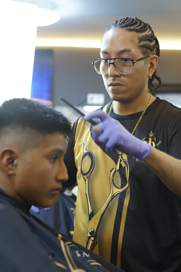 Barbero cortando en JR Barbería
