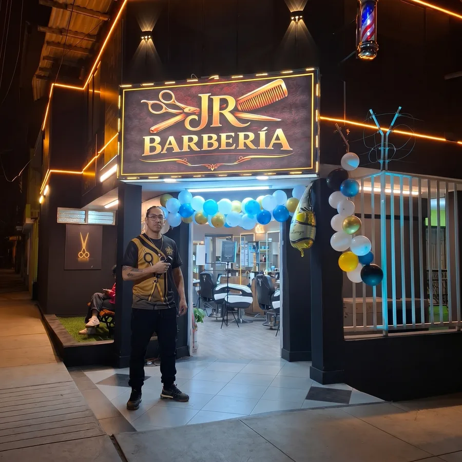 Barbero frente al local JR Barbería