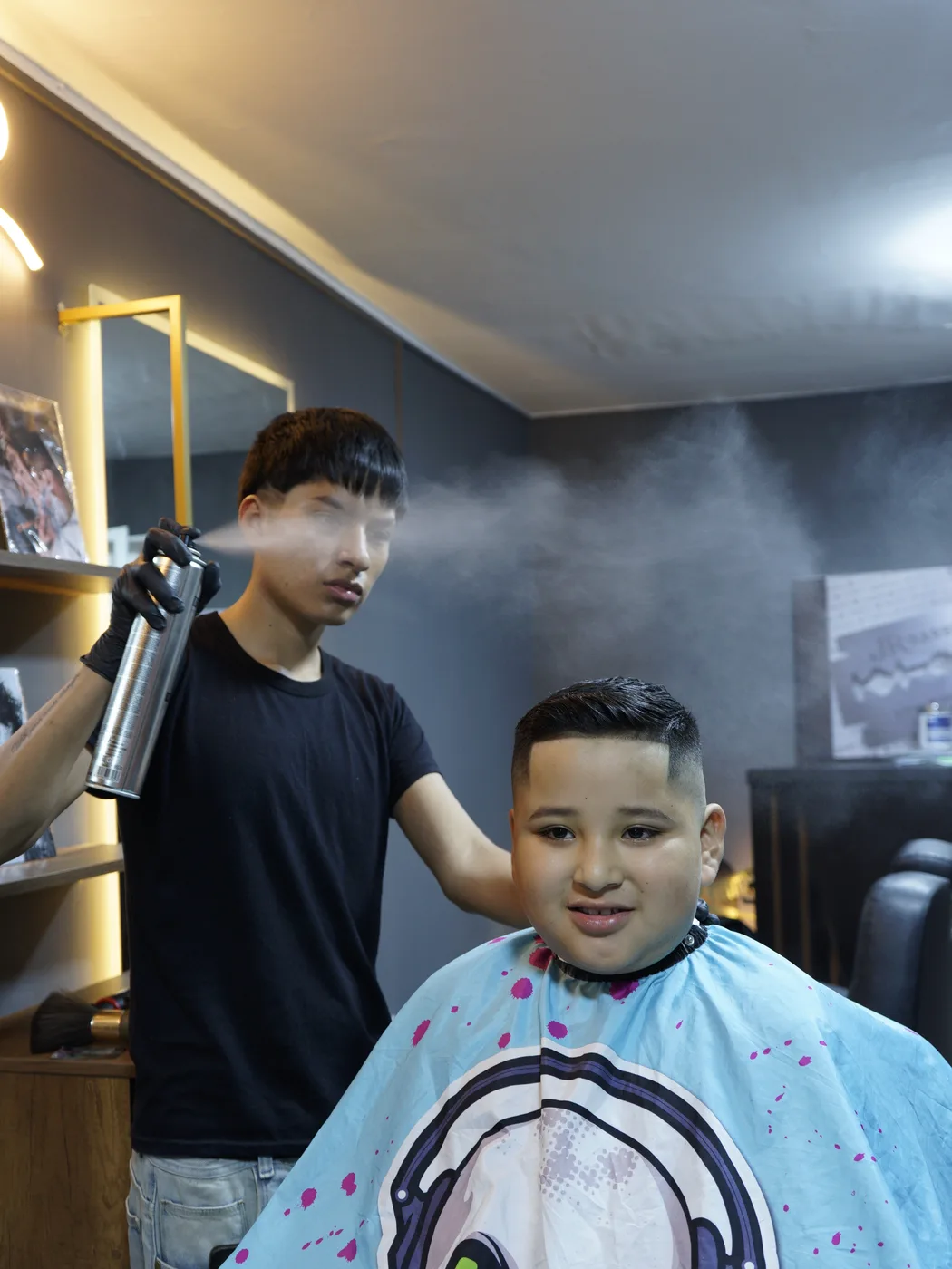 Aplicación de cera y producto en cabello