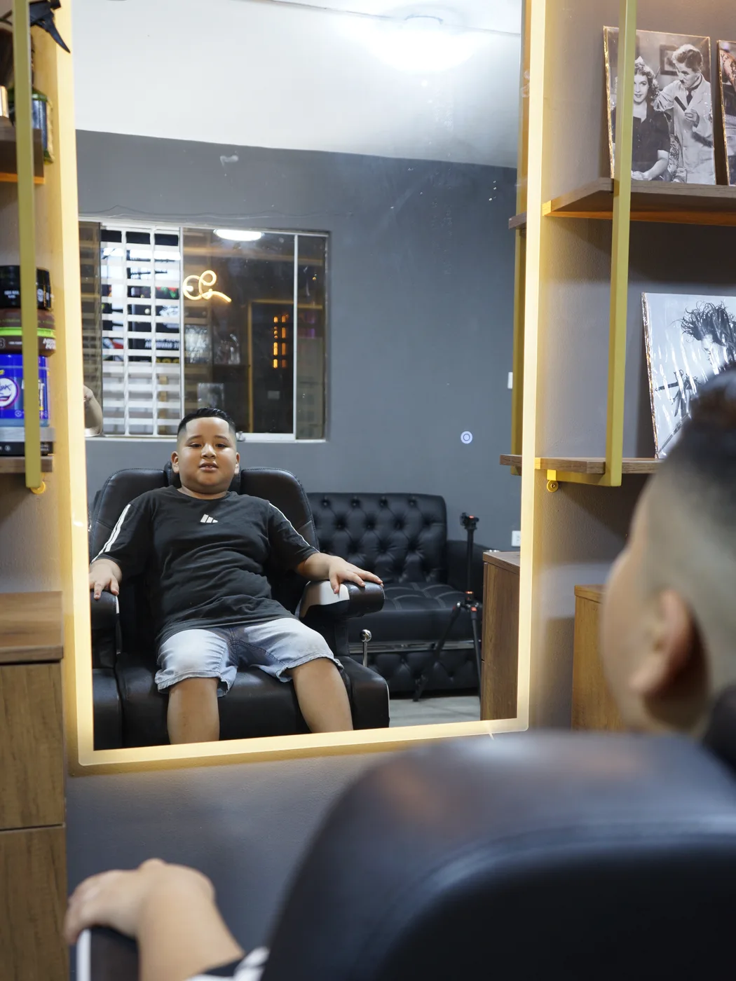 Vista lateral del local JR Barbería